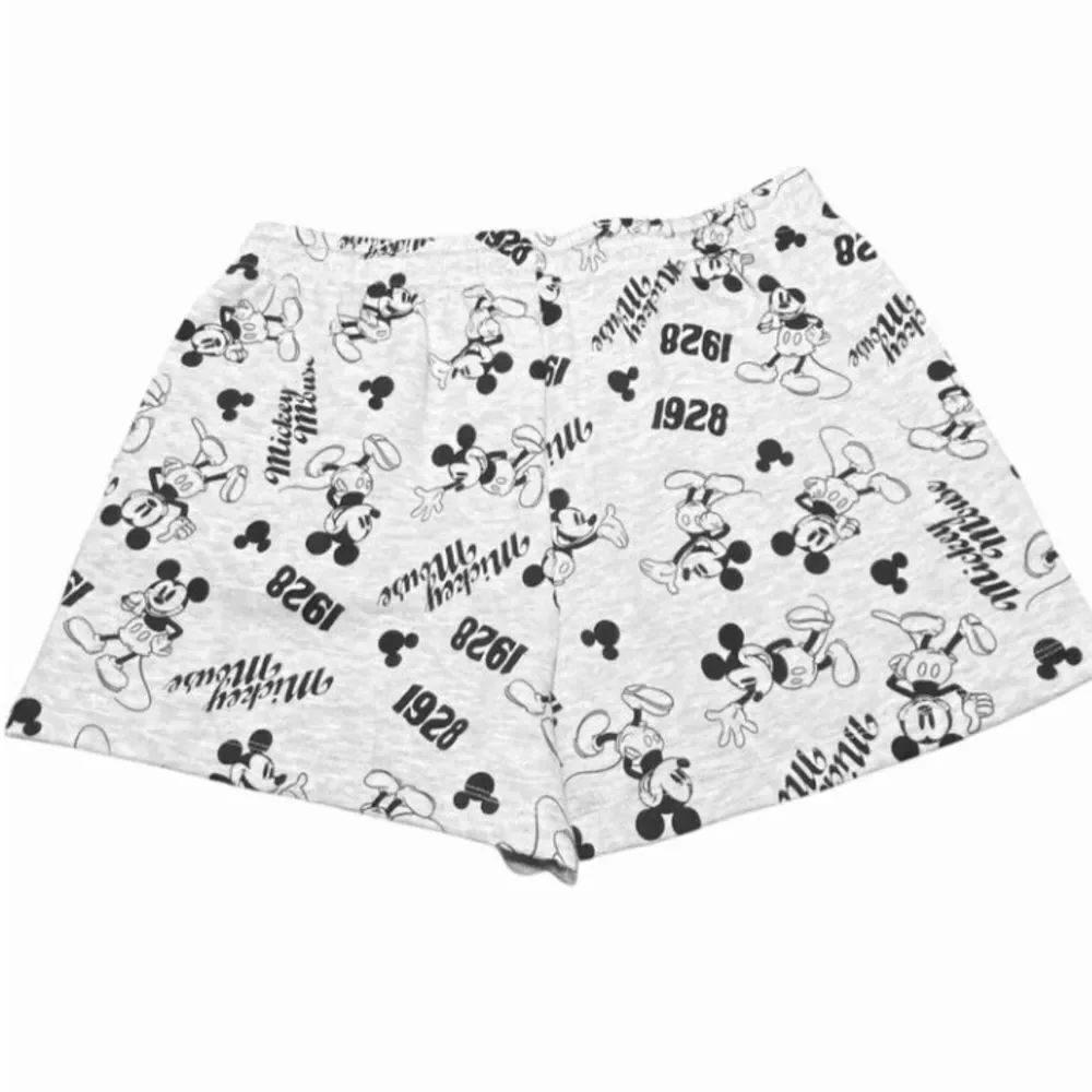 Disney Mickey Mouse Womens Gray Black Fleece Graphic Sweat Shorts Size Large